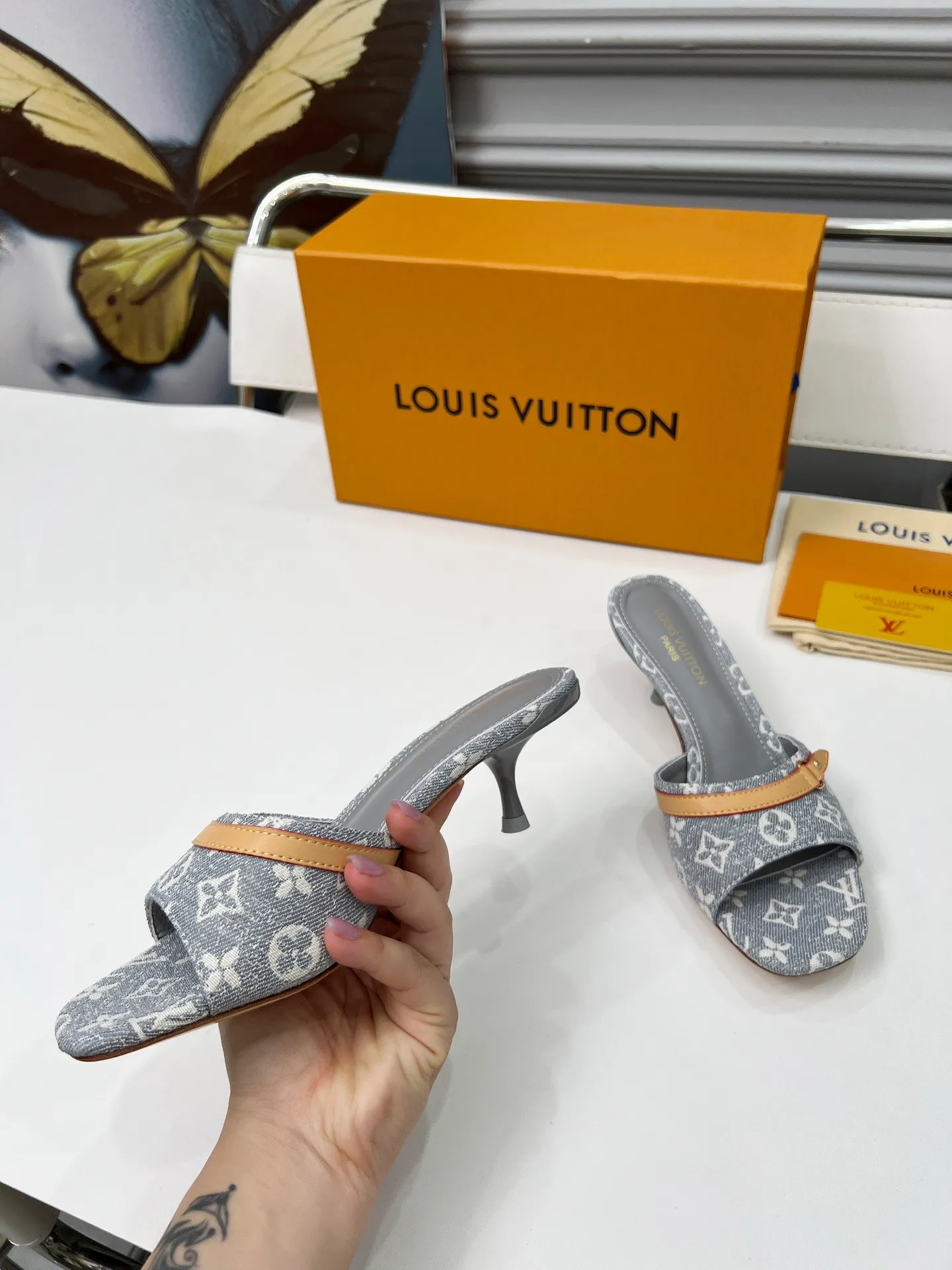 👟👟Ex-factory price 440👟👟 LV new denim kitten heel slippers 2025 summer must-have for goddesses, original replica, super comfortable on the feet. Show off the queen's temperament, the heel height is 9.5CM, which shows your temperament without being tiring. Leather outsole. Standard code: 35-42 (41 and 42 codes are customized, non-returnable and non-exchangeable)